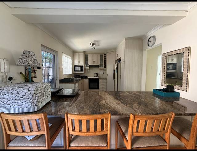 4 BEDROOM DUPLEX FOR SALE IN SCOTTBURGH CENTRAL